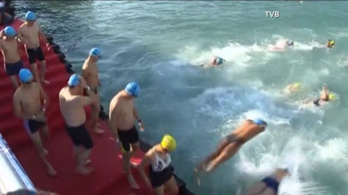 Dwa tysiące pływaków ścigało się w Hongkongu (wideo)