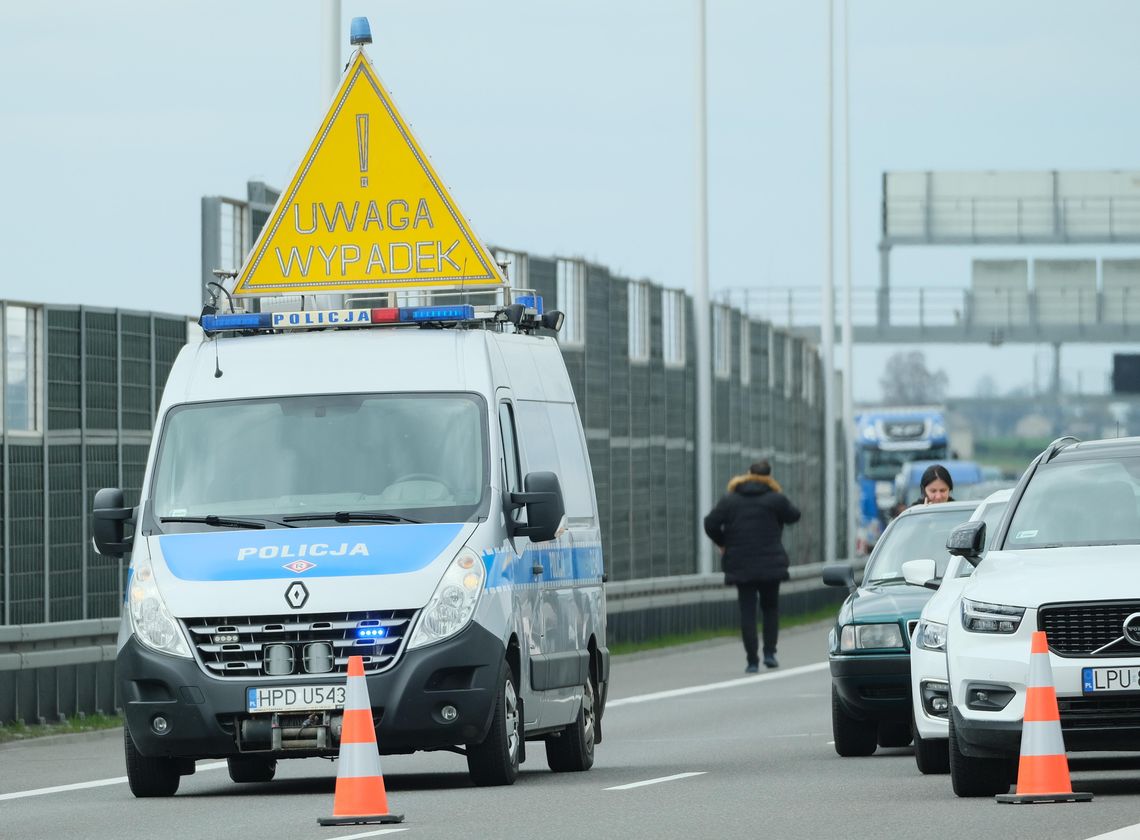 Dwa wypadki na drogach woj. lubelskiego. Dachowanie na S12 i potrącenie pieszego w Lubartowie Dwa wypadki na drogach woj. lubelskiego. Dachowanie na S12 i potrącenie pieszego w Lubartowie