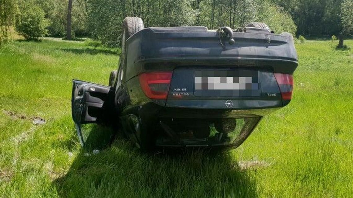 Dwa wypadki w jednej miejscowości. Oba samochody dachowały [zdjęcia]