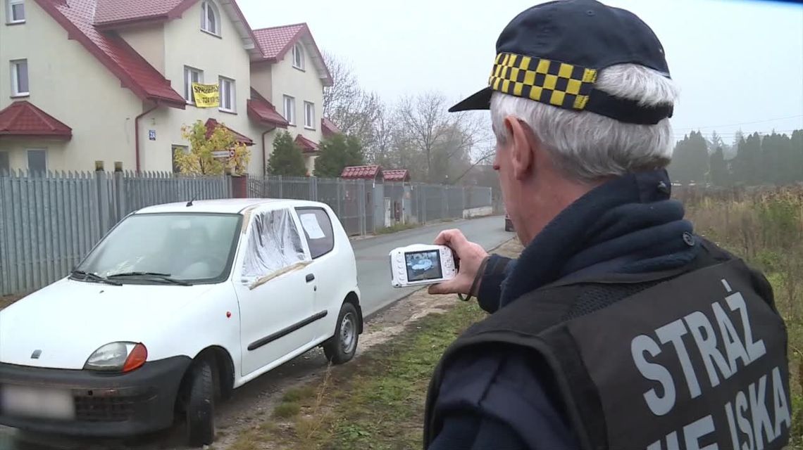 Dwa zdewastowane samochody na lokalnej drodze. Tak mieszkańcy walczą z nadmiernym ruchem