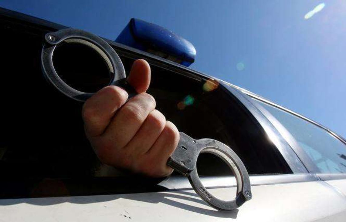 Dwaj mężczyźni zasnęli w kradzionym samochodzie. Mieli po 3 promile. Obudzili ich policjanci Dwaj mężczyźni zasnęli w kradzionym samochodzie. Mieli po 3 promile. Obudzili ich policjanci