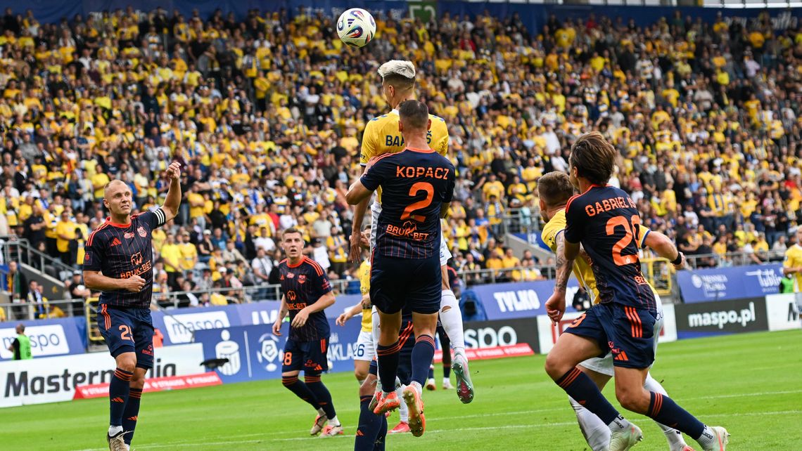 Dwie różne połowy, Motor na remis z beniaminkiem