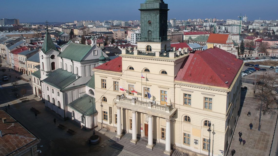 Dwie wizje radnych na Plac Łokietka. Fontanna czy drzewa? 