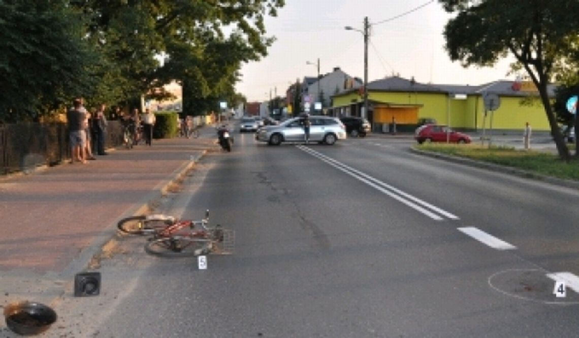 Dwóch rannych rowerzystów po zderzeniu z motocyklem