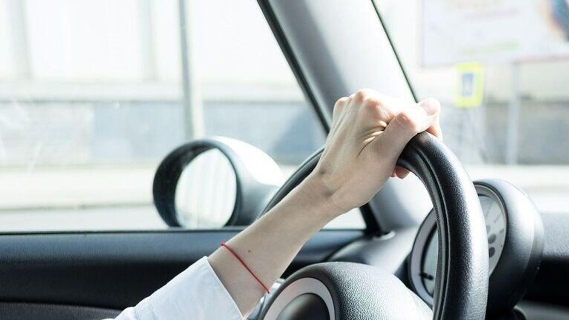 Dwoje dzieci w samochodzie. Za kierownicą pijana matka