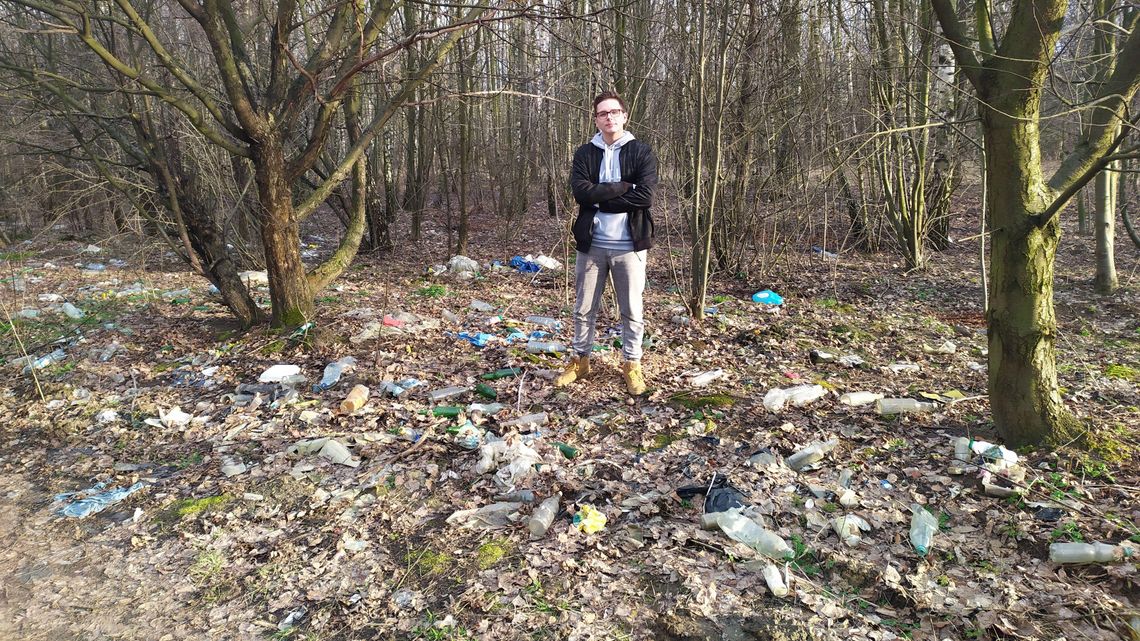Dwójka licealistów spędziła weekend na sprzątaniu lasu. „Nie moje śmieci, ale moje miasto i planeta”