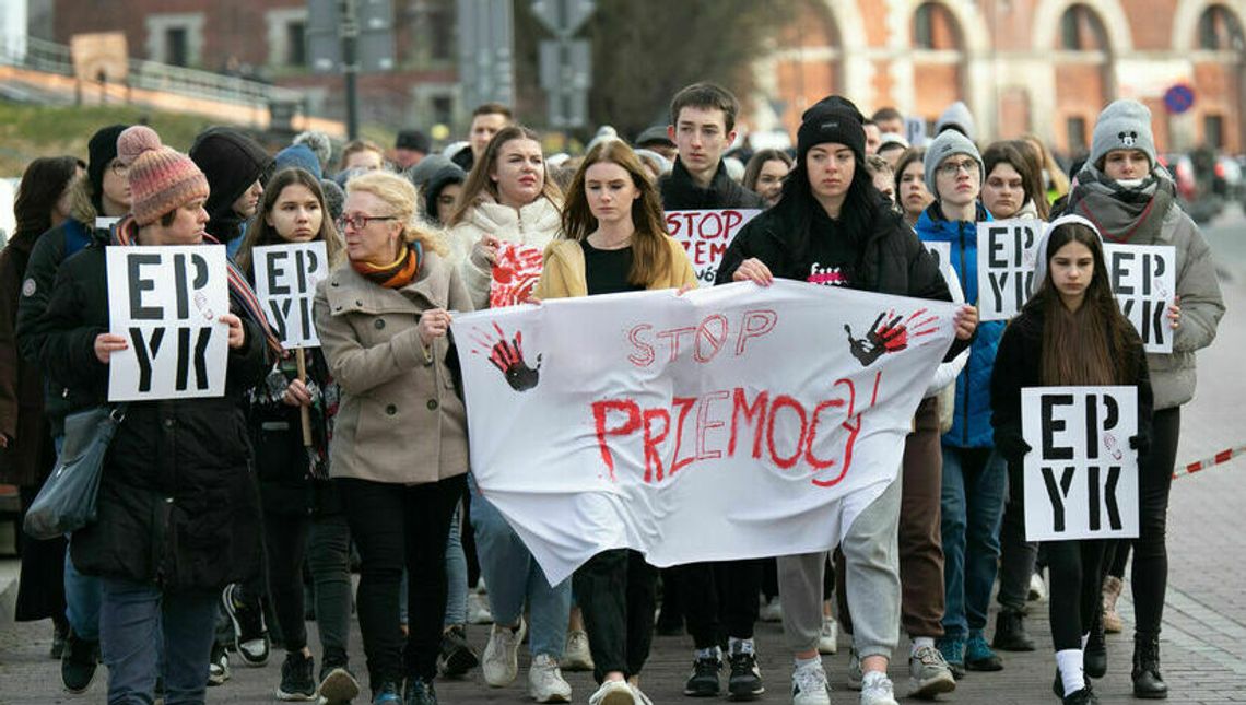 Dwójka nastolatków podejrzanych o udział w śmiertelnym pobiciu 16-latka na wolności