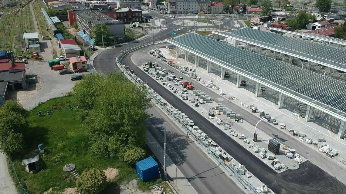 Dworzec Metropolitalny miał być gotowy do połowy maja. Szykuje się kolejna obsuwa. Zdjęcia z drona