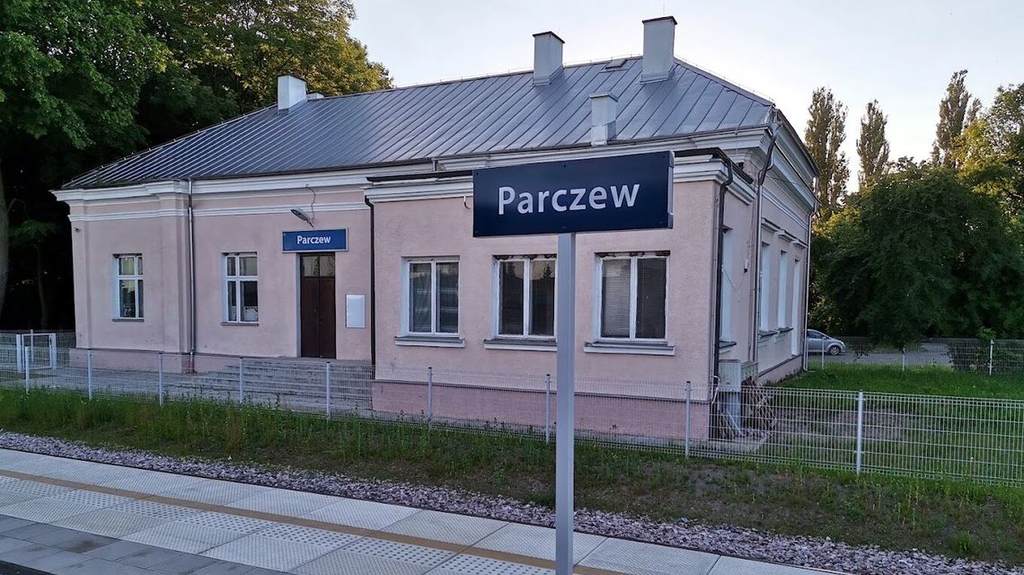 Dworzec od lat nieczynny i nieoświetlony. „Pasażerowie nie wiedzą, gdzie iść” Dworzec od lat nieczynny i nieoświetlony. „Pasażerowie nie wiedzą, gdzie iść”