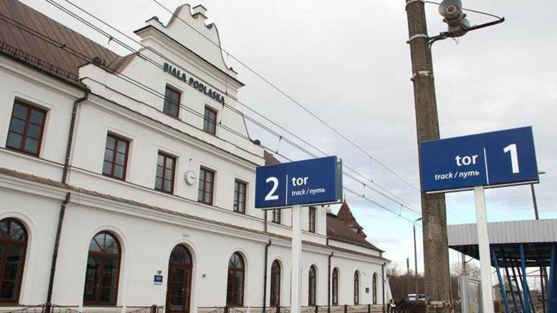 Dworzec PKP zamykają o godzinie 22. Pasażer pyta, gdzie czekać na pociąg, gdy jest zimno