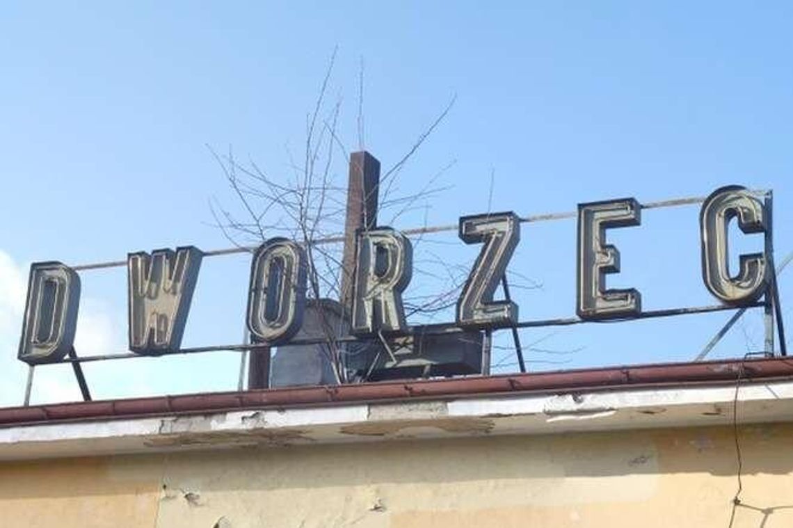 "Dworzec Puławy Miasto”. Postanowili uratować chociaż neon