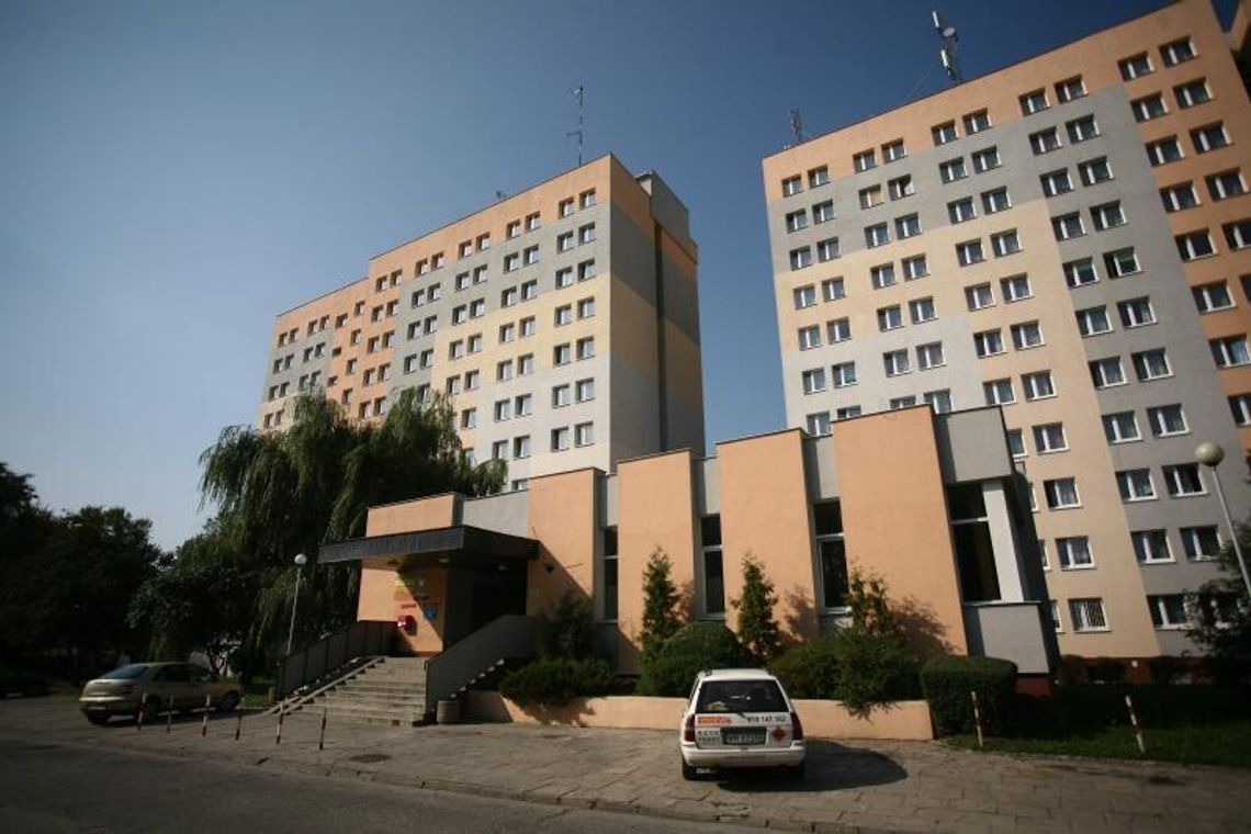Dwulatek wypadł z okna na 9. piętrze wieżowca w Radomiu