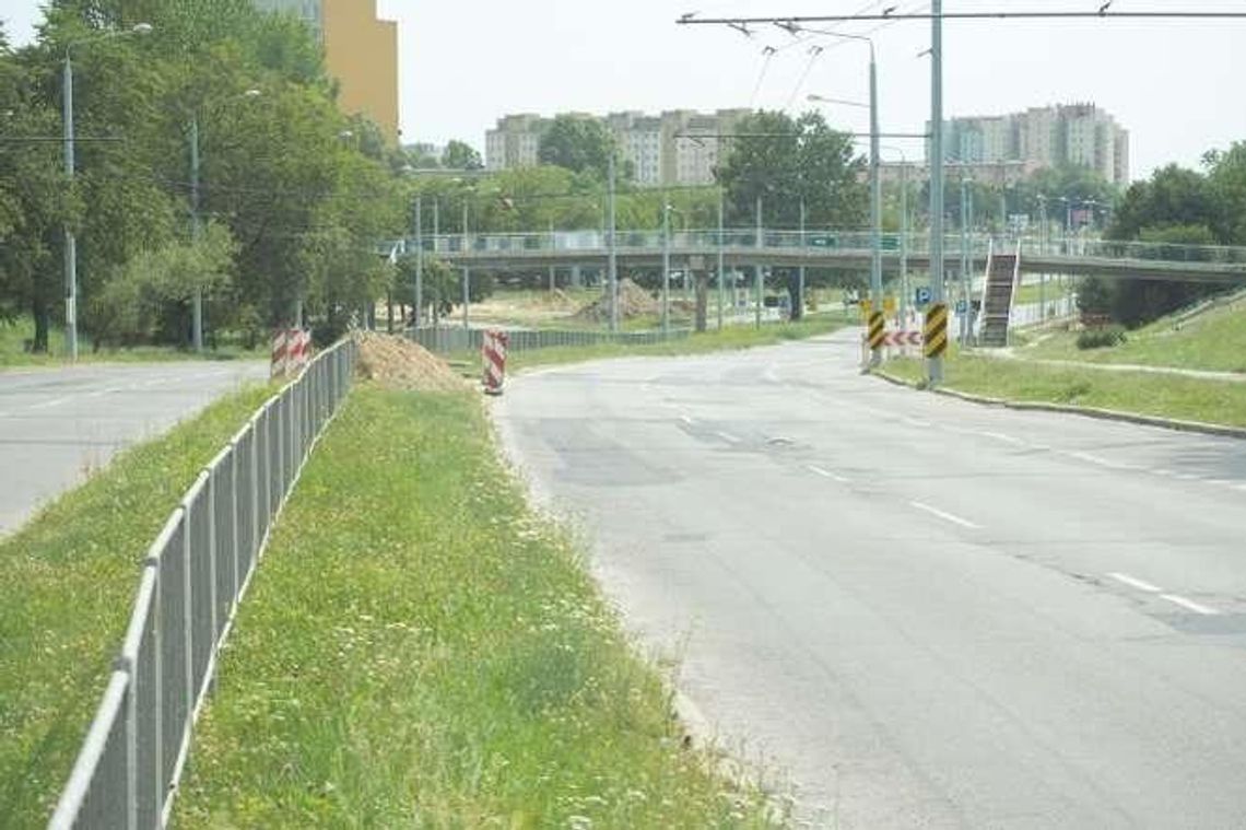 Dwupasmówka zostanie zbudowana od nowa. Robotnicy na drodze, autobusy na objazdach