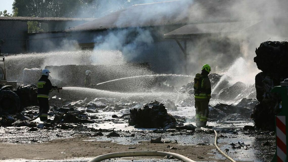 Dym widać z daleka. Pożar na terenie sortowni śmieci w Lublinie