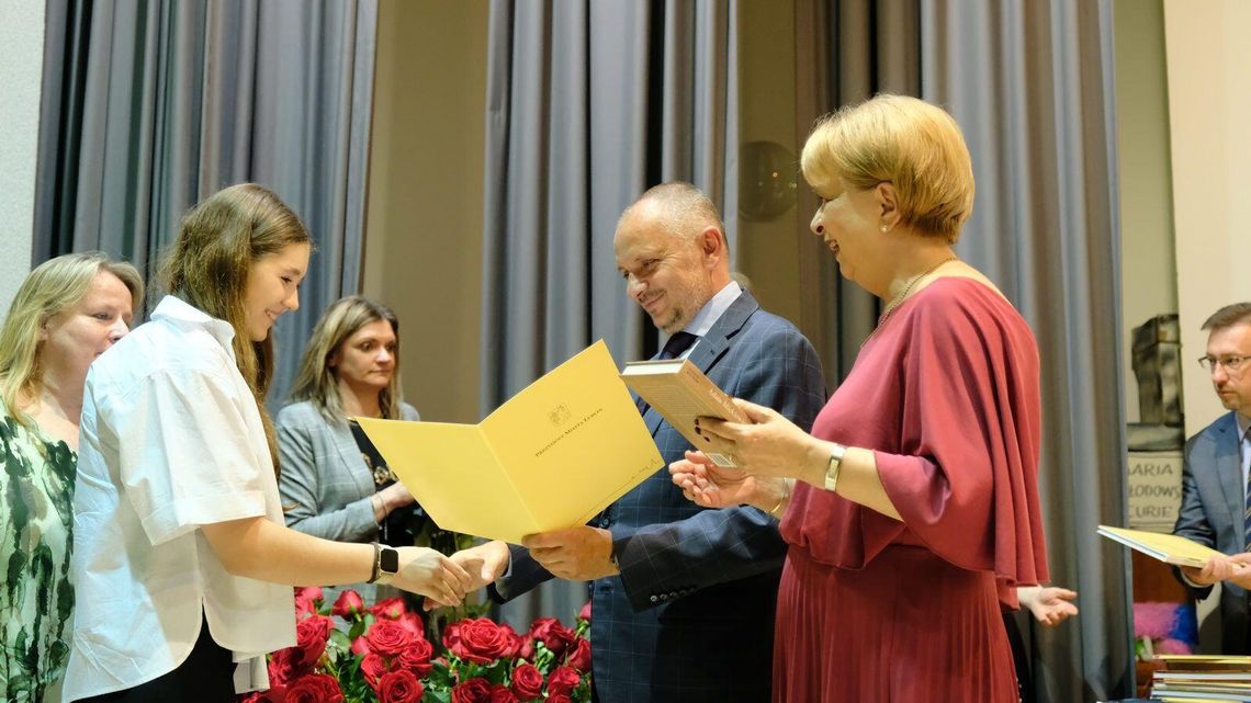 Dyplomy i stypendia od prezydenta dla najlepszych uczniów Dyplomy i stypendia od prezydenta dla najlepszych uczniów