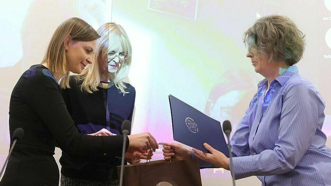 Dyplomy laureatów stypendium im. Leopolda Ungera powędrowały do młodych dziennikarzy 