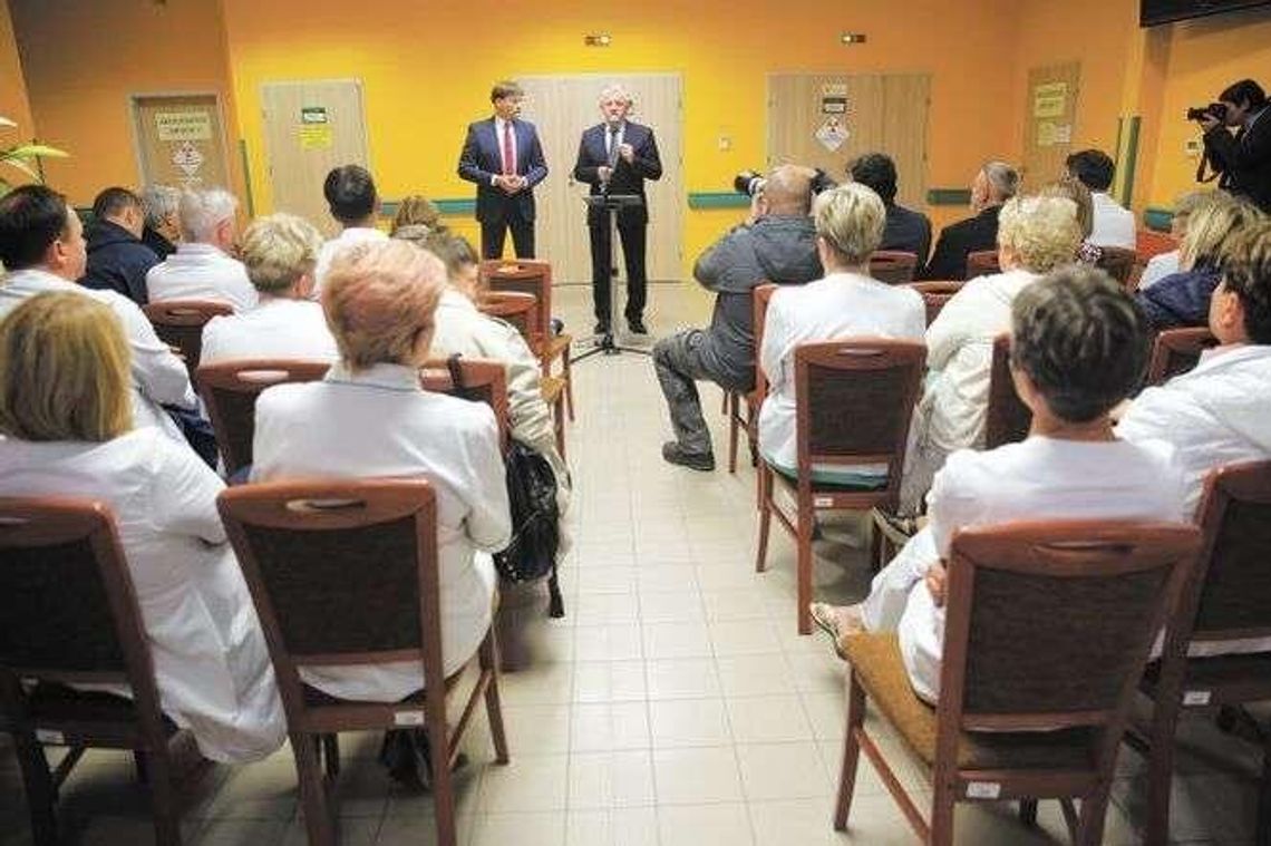 Dyrekcja szpitala ma problem. 300 wkurzonych idzie do sądu