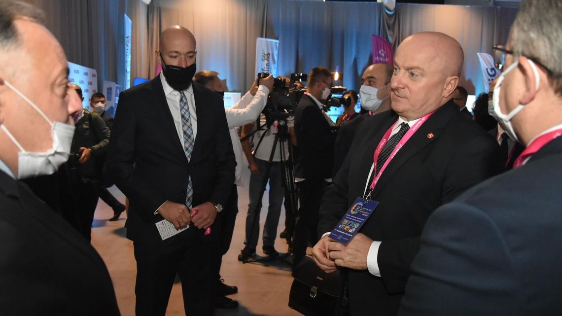 Dyrektor biura Jarosława Kaczyńskiego, członek zarządu spółki PKP – kogo jeszcze zakażenie Czarnka wysłało na kwarantannę?