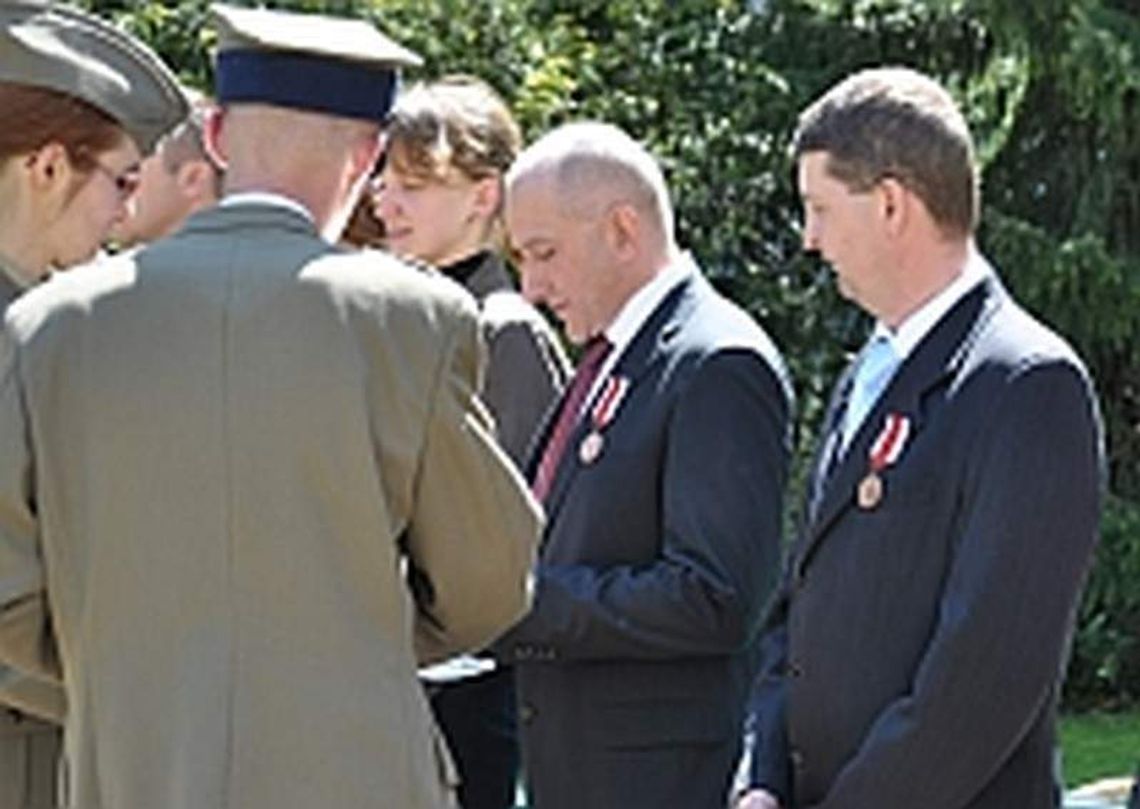 Dyrektor i nauczyciel z medalami