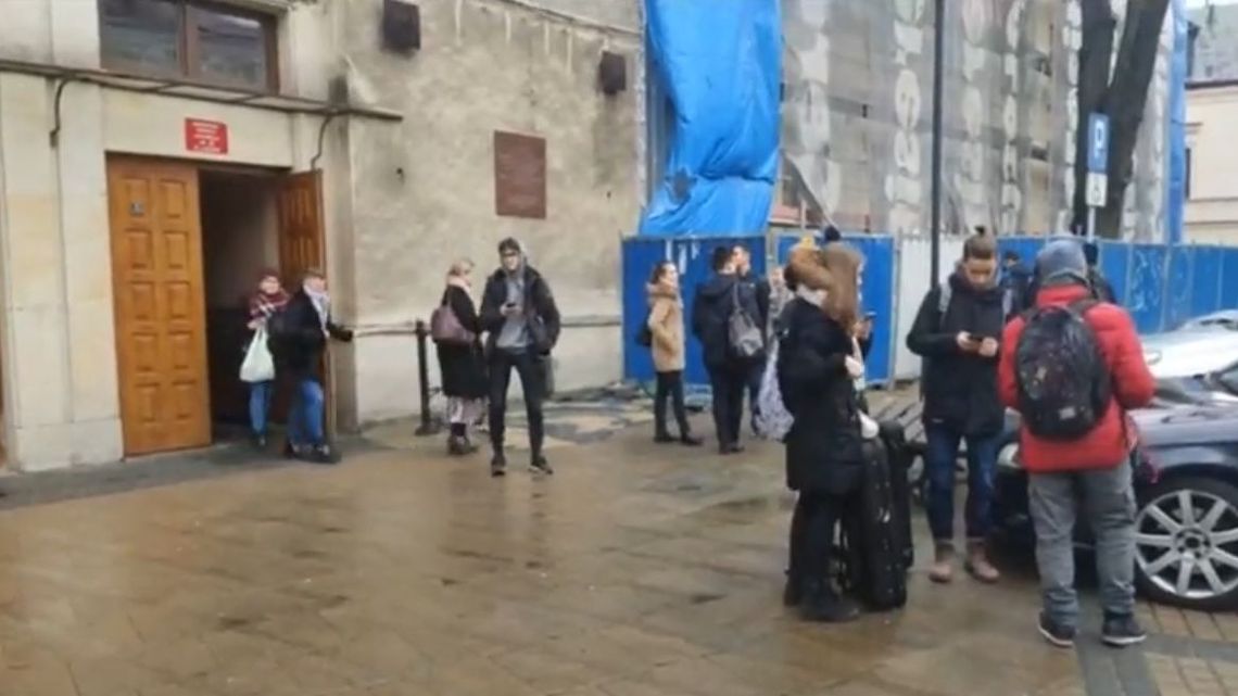 Dyrektor III LO w Lublinie skrócił zajęcia w szkole z powodu zagrożenia koronawirusem Dyrektor III LO w Lublinie skrócił zajęcia w szkole z powodu zagrożenia koronawirusem