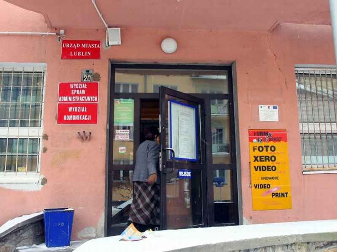 Dyrektor z zarzutem, ale nie do ruszenia. Bo na zwolnieniu
