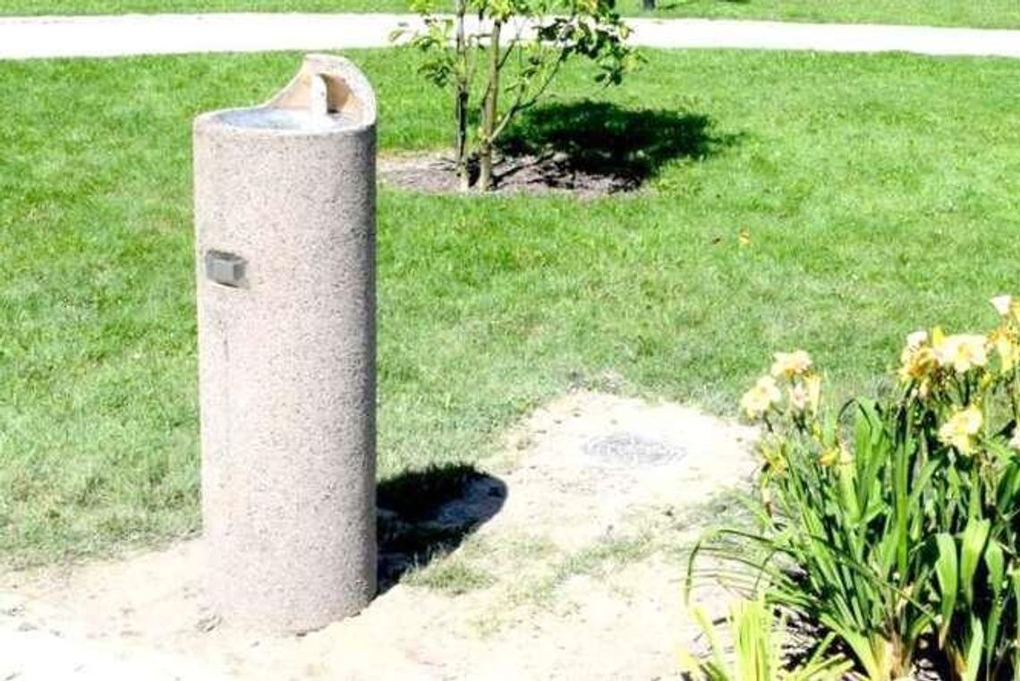 Dystrybutory wody pitnej stanęły w Puławach. Niestety jeden już ktoś uszkodził