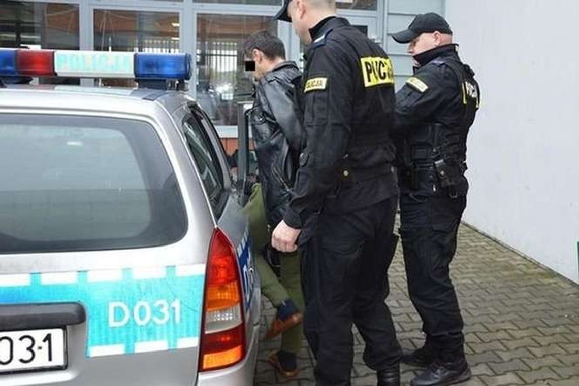 Dźgnął nożem kolegę i poszedł do sąsiada