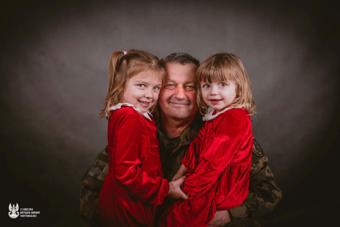 Dziadek w terytorialsach, wnuczki w siódmym niebie St. szer. spec. Piotr, żołnierz Wojsk Obrony Terytorialnej, ubrany w mundur, uśmiecha się – prywatnie dziadek dwóch małych wnuczek.