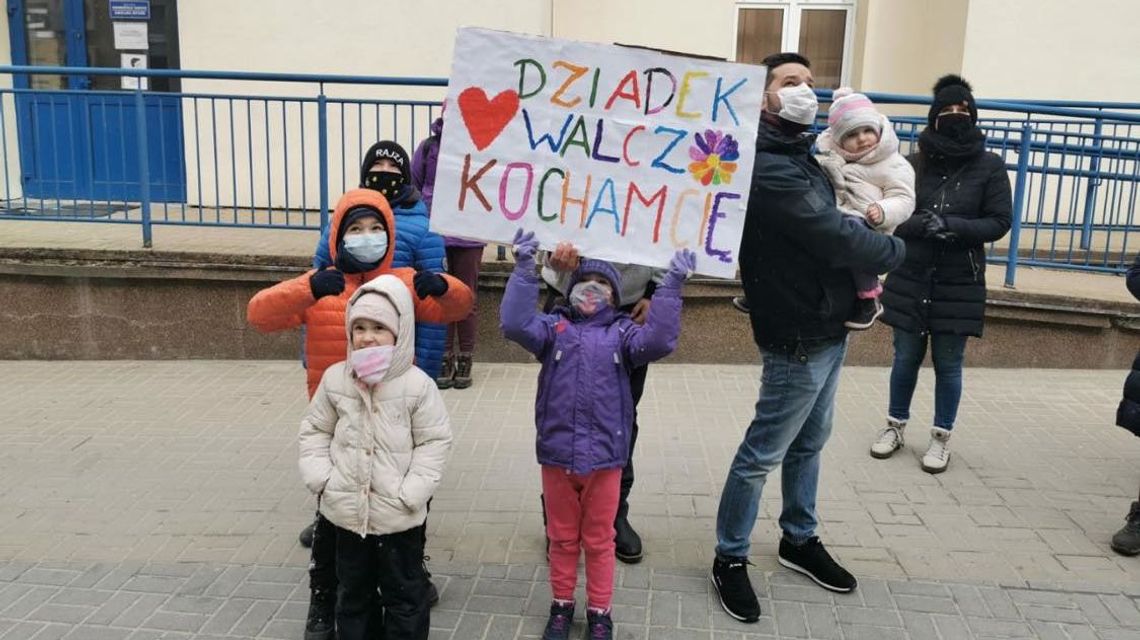 „Dziadek walcz, kocham cię”. Baner przed szpitalem w Lublinie łamie serce