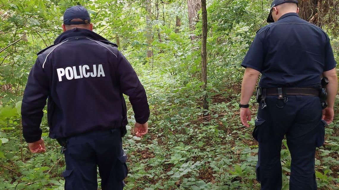 Dziadek z wnukiem poszli do lasu. Odnalazł ich był pies tropiący