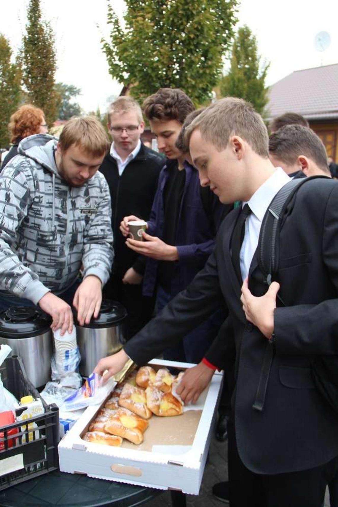 Działacze partii KORWiN rozdawali uczniom drożdżówki