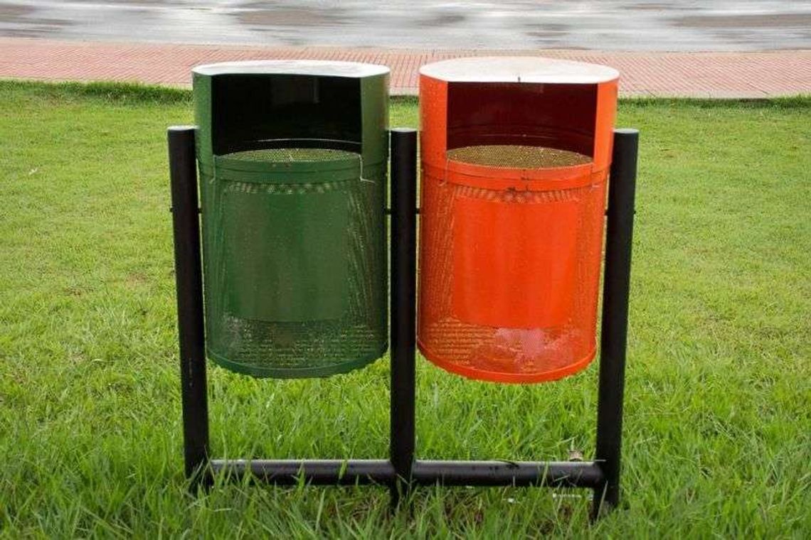 Działkowicze wrócili nad jeziora, a śmieci do lasu 