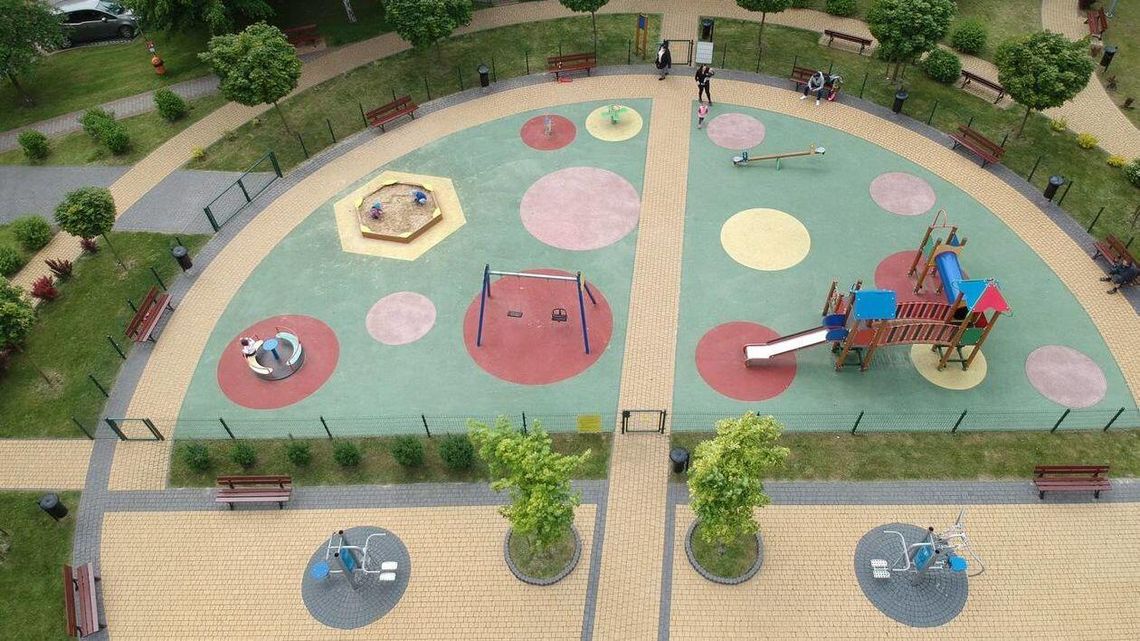 Dzieci chcą na place zabaw, a niektóre są zamknięte. "Przygotowujemy się do otwarcia, ale się nie spieszymy" Dzieci chcą na place zabaw, a niektóre są zamknięte. "Przygotowujemy się do otwarcia, ale się nie spieszymy"