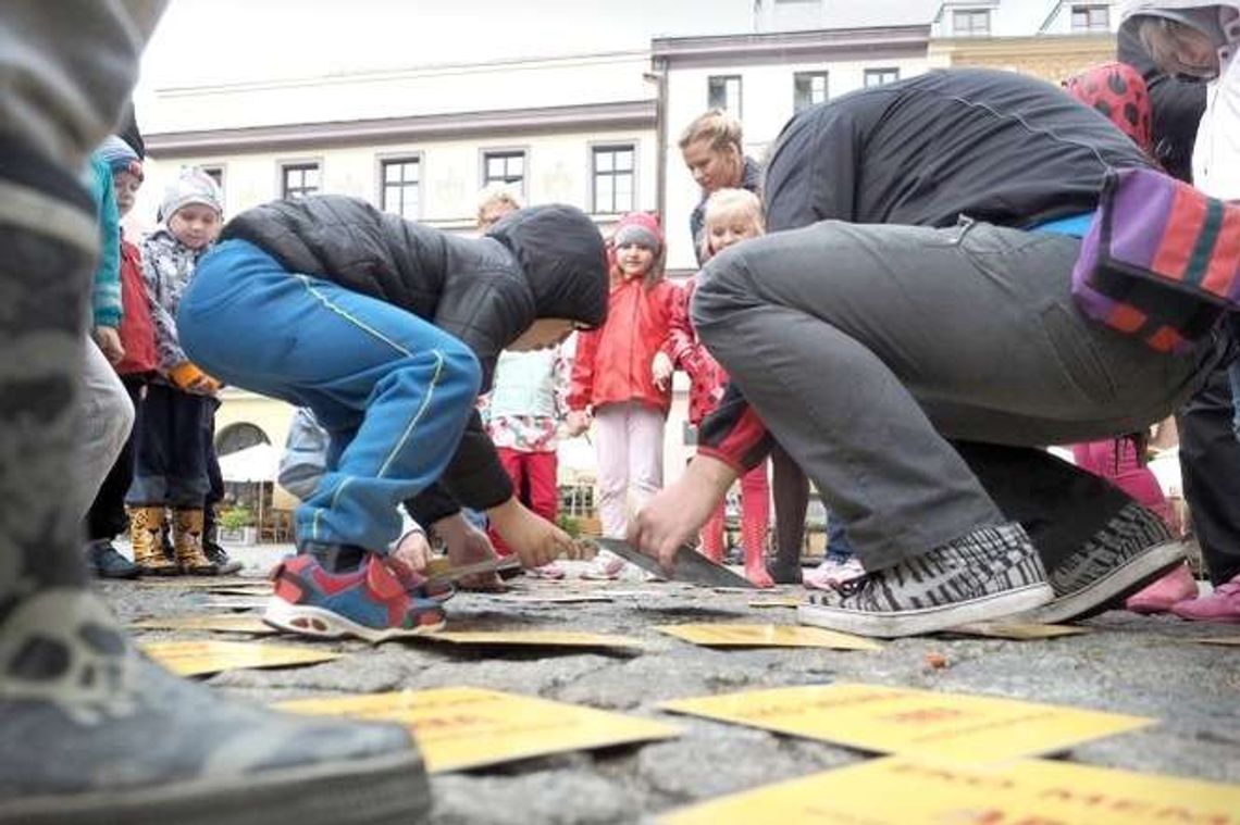 Dzieci i „365 reklamówek śmieci”. Jak mądrze wykorzystać foliowe torby?