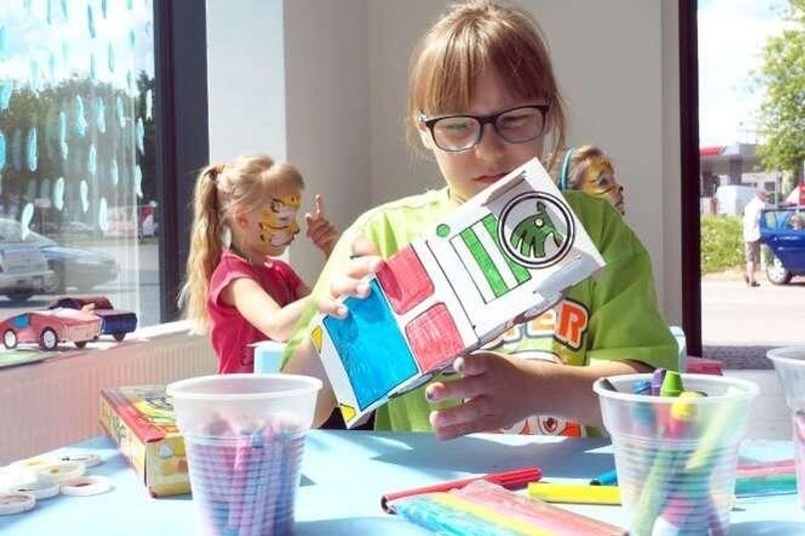 Dzieci i auta. Ile maskotek zmieści się w bagażniku? Dzieci i auta. Ile maskotek zmieści się w bagażniku?