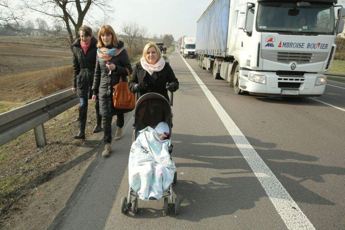 Dzieci i pędzące ciężarówki. Mieszkańcy Pociechy chcą chodnika