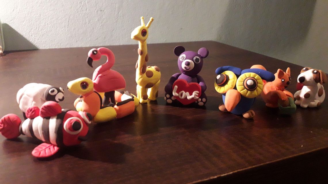 Dzieci kreatywnie spędzają czas wolny w domu