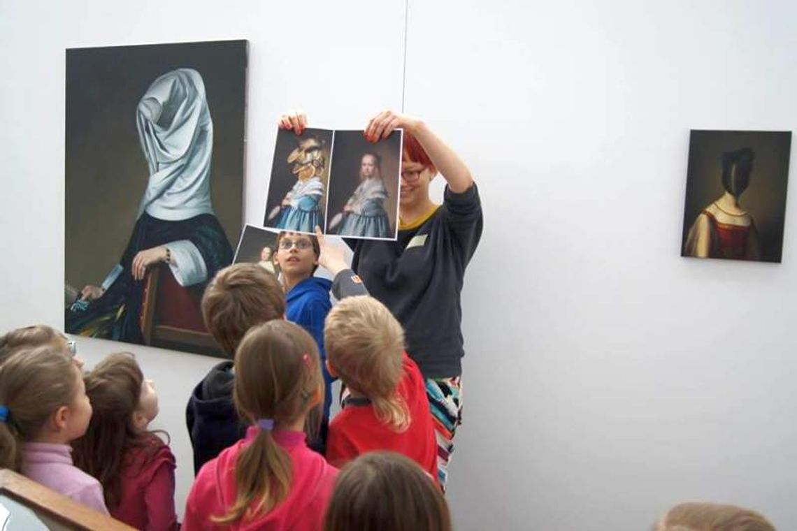 Dzieci krytykują w Galerii Labirynt