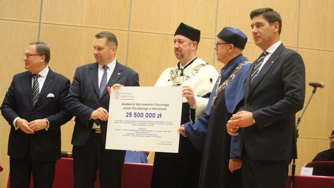 Dzieci mają ćwiczyć z dziadkami. Minister Czarnek daje na to 50 mln zł 