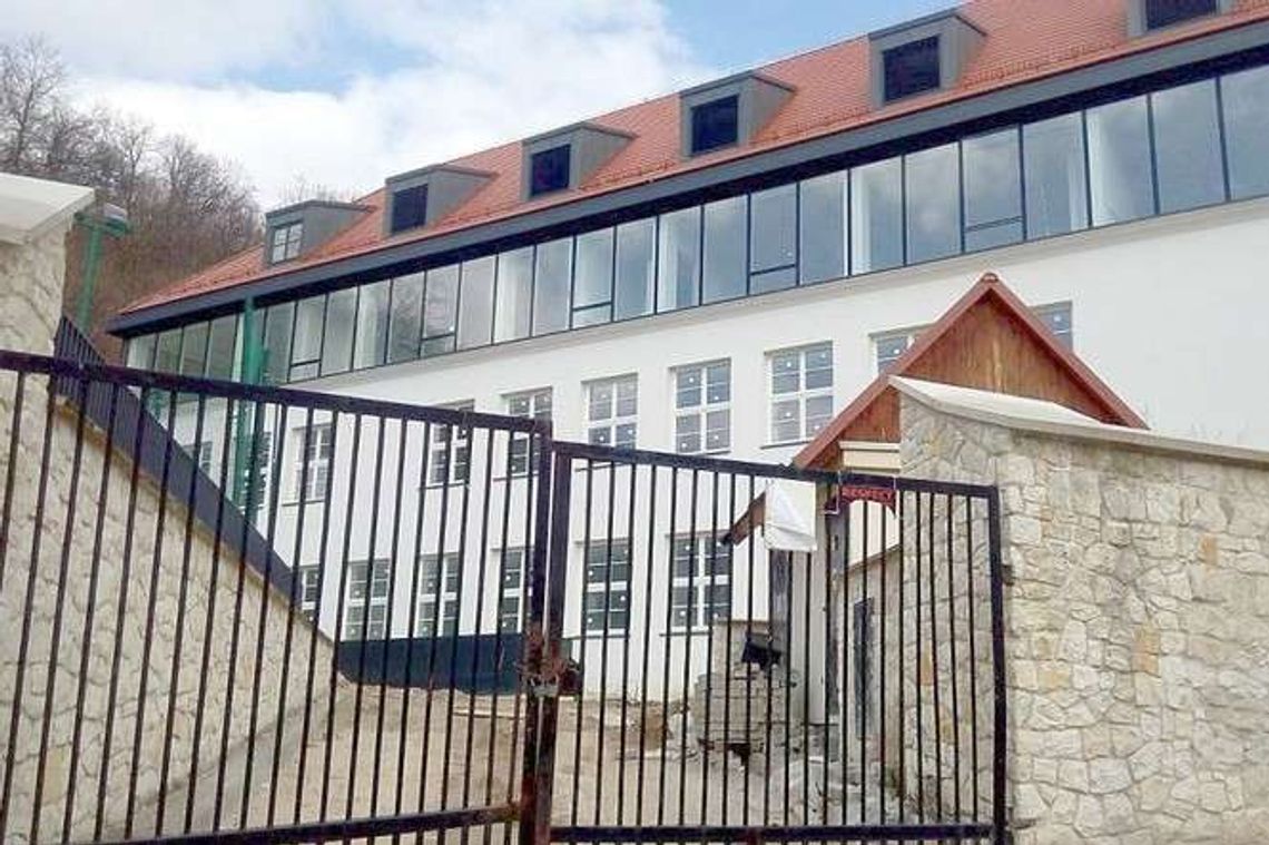 Dzieci nadal będą się uczyć w szkole kontenerowej. Nowa za pół roku