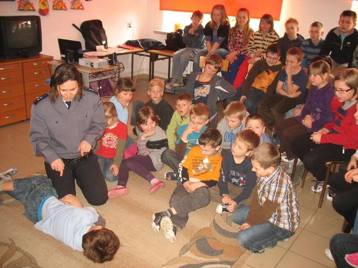 Dzieci przymierzyły kamizelki kuloodporne i dotknęły kajdanek