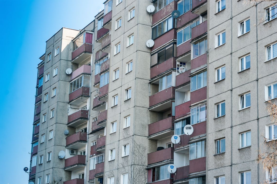 Dzieci wychylały się z okna, ojciec miał 1,5 promila. Interweniowała policja Dzieci wychylały się z okna, ojciec miał 1,5 promila. Interweniowała policja