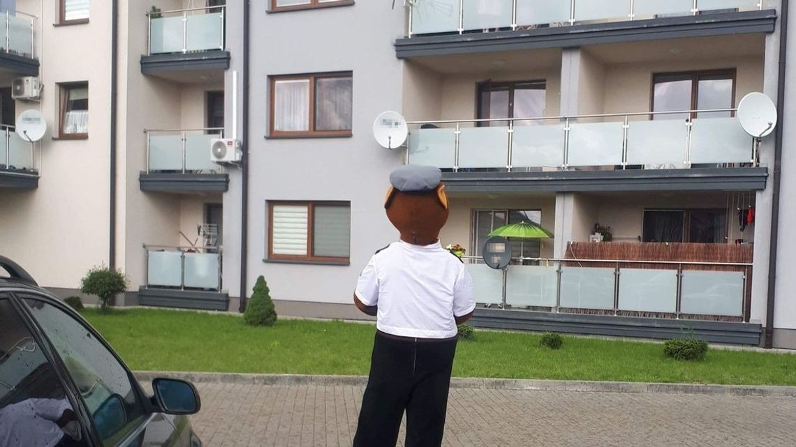 Dzieci z Łukowa na kwarantannie odwiedził gość z komendy Dzieci z Łukowa na kwarantannie odwiedził gość z komendy