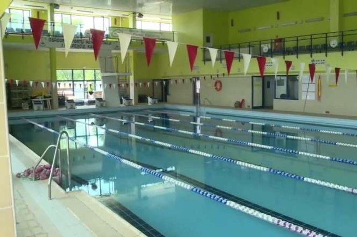 Dzieci zatruły się chlorem na basenie. Sześcioro trafiło do szpitala Dzieci zatruły się chlorem na basenie. Sześcioro trafiło do szpitala