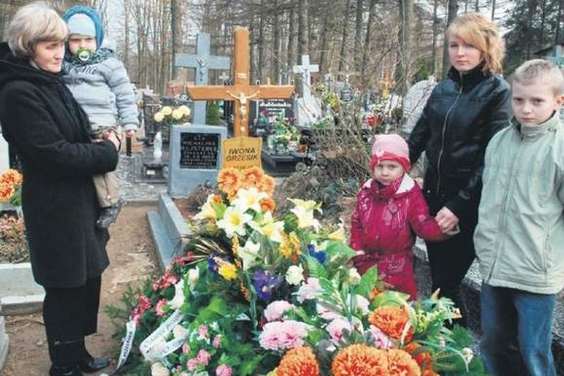 Dzieci zostały bez mamy i pieniędzy na życie