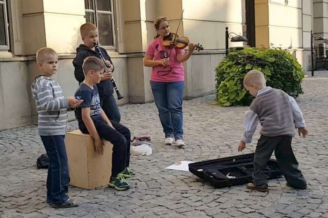 Dziecięca uliczna kapela ze Starego Miasta w Lublinie podbija internet