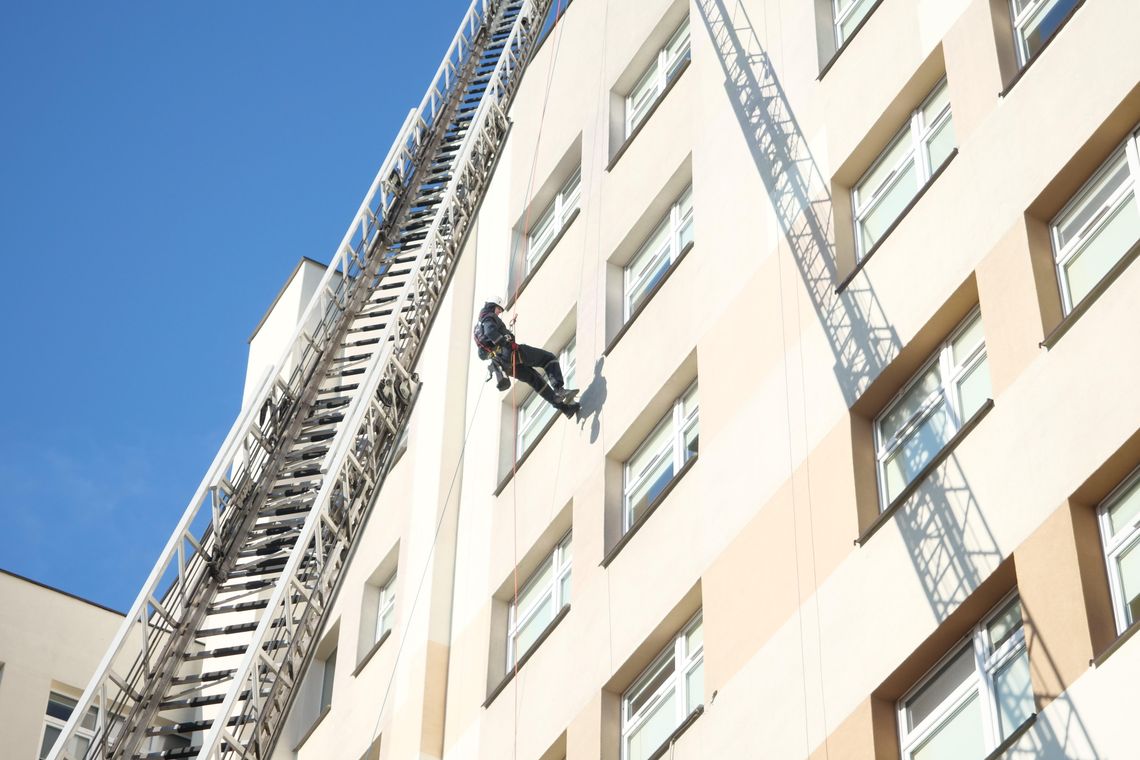 Dzieciom takie pozytywne emocje się należą. Strażacy zjechali po ścianach szpitala Dzieciom takie pozytywne emocje się należą. Strażacy zjechali po ścianach szpitala