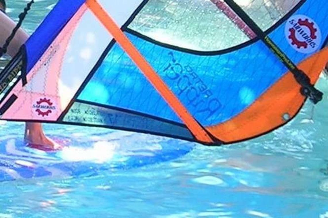 Dziecko dostało masztem w głowę. Kobieta uczyła się pływać na desce