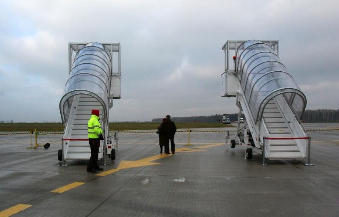 Dziecko spadło ze schodów na lotnisku Lublin. Wypadek lotniczy? Dziecko spadło ze schodów na lotnisku Lublin. Wypadek lotniczy?