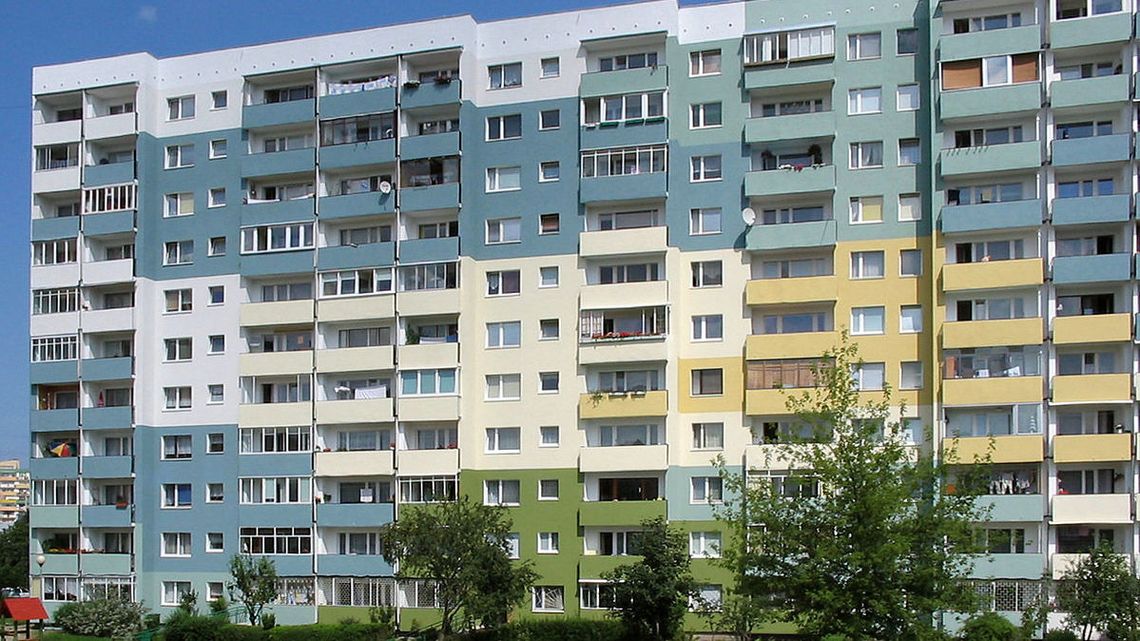 Dziecko wypadło z okna mieszkania. Lekarze walczą o jego życie